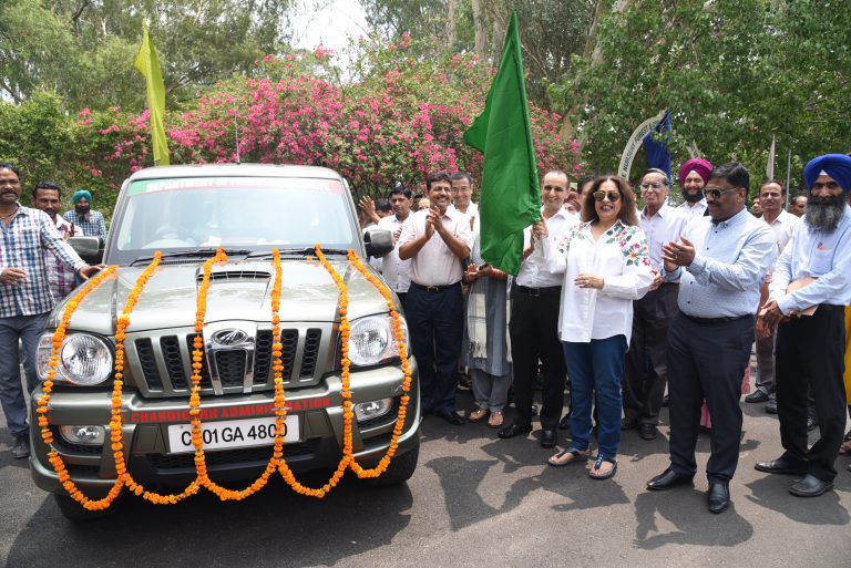 Smt.-Kirron-Kher-Honble-Member-of-Parliament-UT-Chd.-flagged-off-the-Mahindra-Scorpio-Getaway-768x513